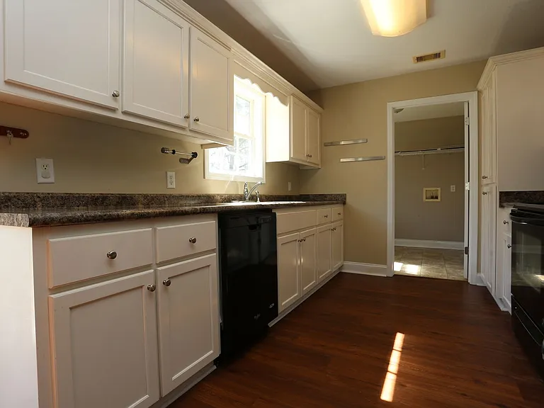 343 Longwood Dr — Photo 7
