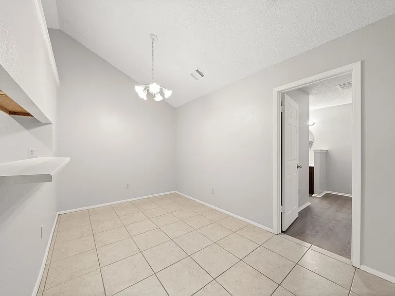 411 Greenlawn Blvd — Photo 10