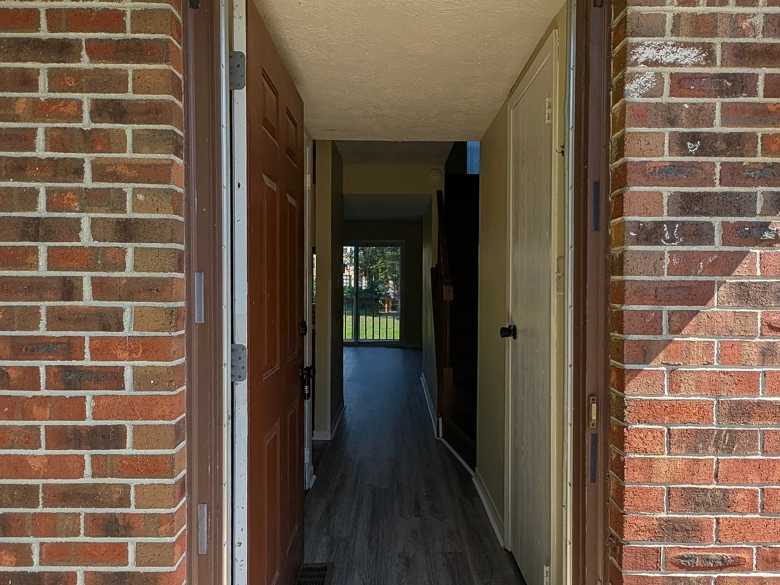 534 E Graham Pl — Photo 2