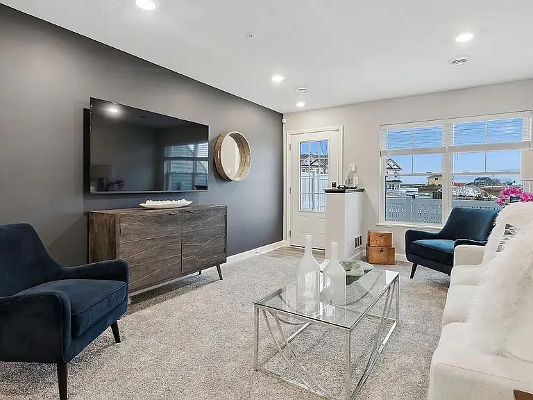 For Rent: $2,600 (3 beds, 3 baths, 1,782 Square Feet) - Gathering area