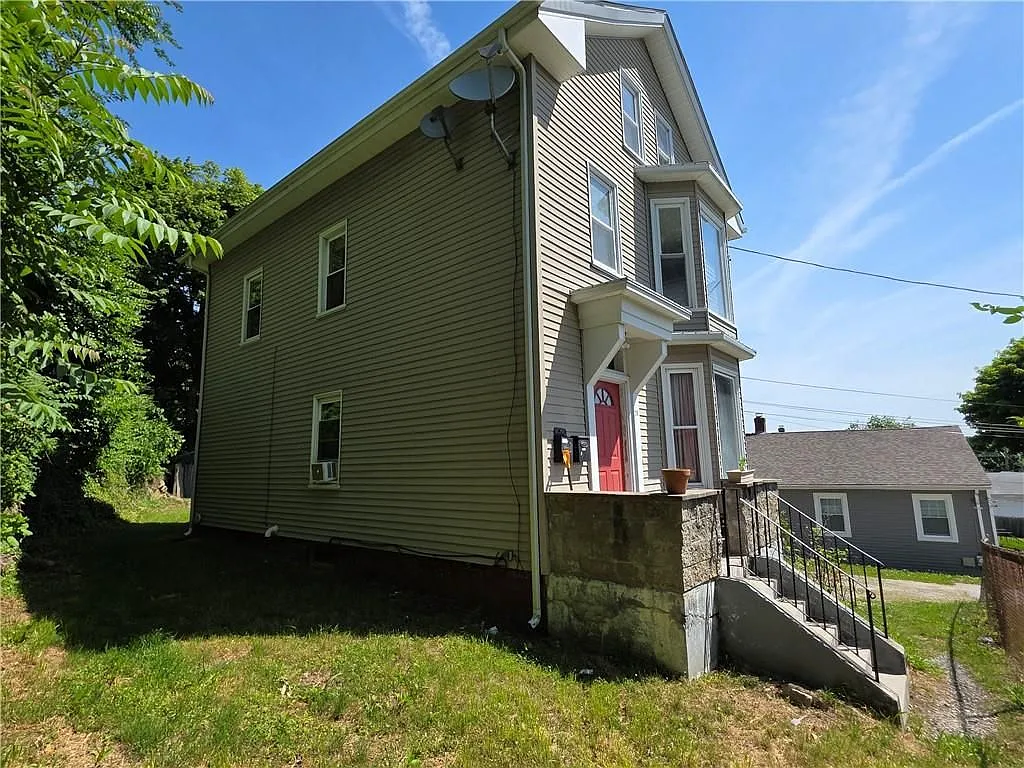 3 bed, 1.0 bath, 1846 sqft, $2,200 — Photo 3