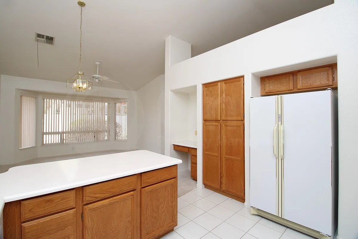 3 bed, 2.0 bath, 1952 sqft, $1,835 — Photo 4