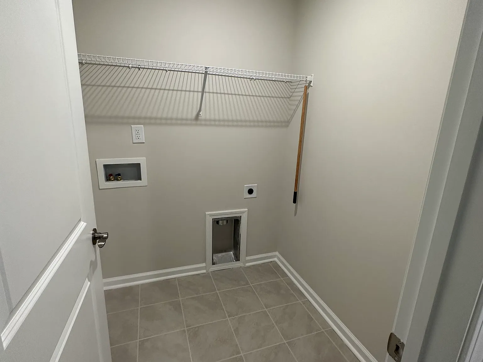3 bed, 2.5 bath, 2100 sqft, $2,400 — Photo 2