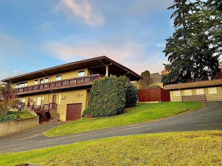front of house - upper floor - 1625 sf plus 750 sf garage with office