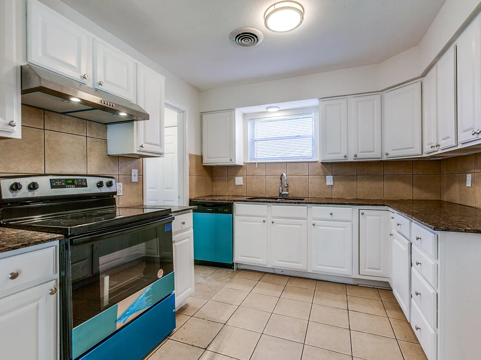 4 bed, 1884 sqft, $2,598 — Photo 4