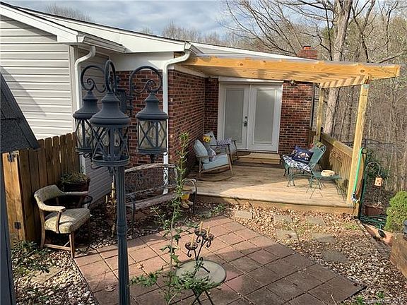 4th image of 1310 Northwoods Dr