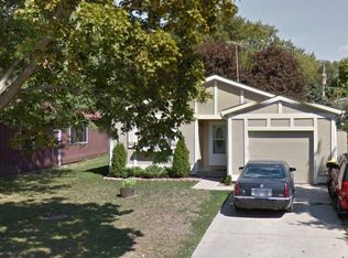 57 Woodbine Dr, Crystal Lake, IL 60014