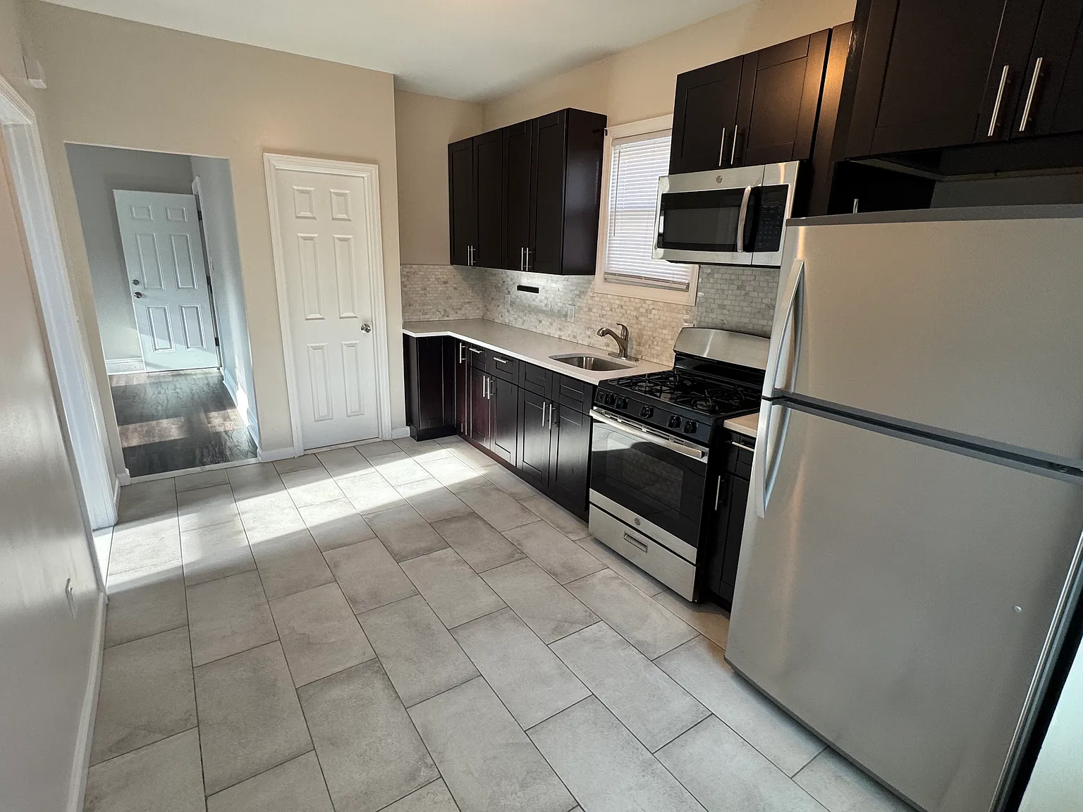 1 bed, 800 sqft, $2,000 — Photo 3