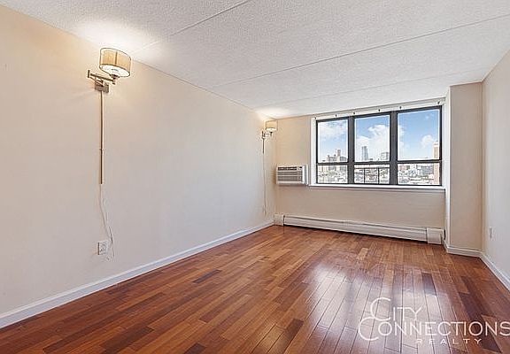 4th image of 300 W 110th St APT 12G