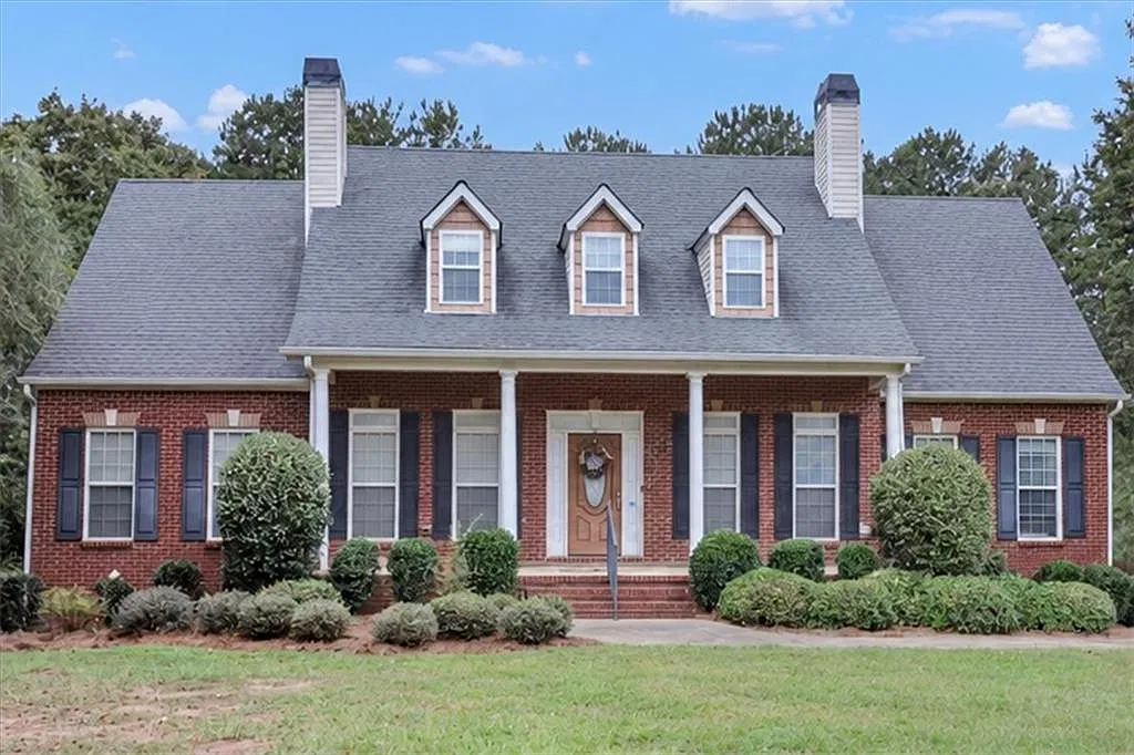 6 bed, 4.5 bath, 4724 sqft, $2,800 — Photo 1