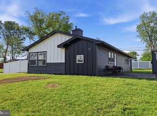 25 Gun Rd, Levittown, PA 19057