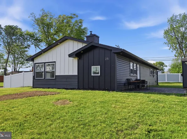 25 Gun Rd, Levittown, PA 19057