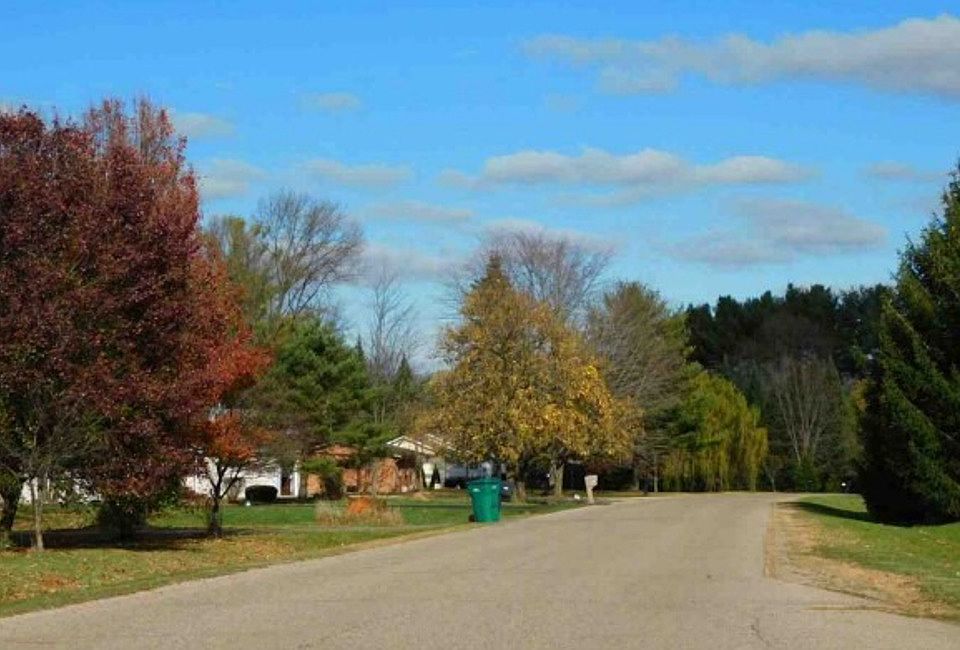 2nd image of 1315 Oakcrest Rd