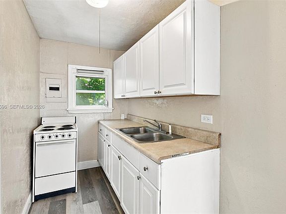 5th image of 611 N Broadway