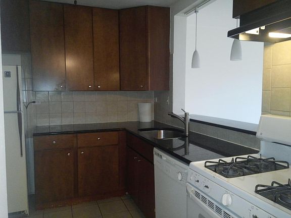 5th image of 925 N Sterling Ave Unit 111
