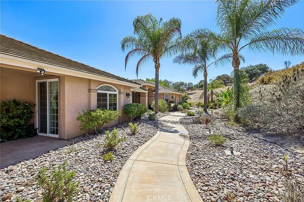5 bed, 3281 sqft, $5,950 — Photo 3