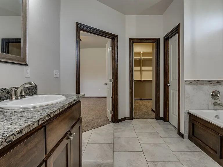 2200 Alta Vista Ln — Photo 31