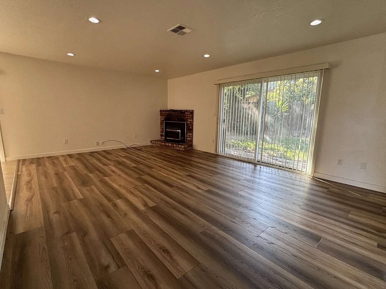 3 bed, 2.0 bath, 1248 sqft, $2,395 — Photo 3
