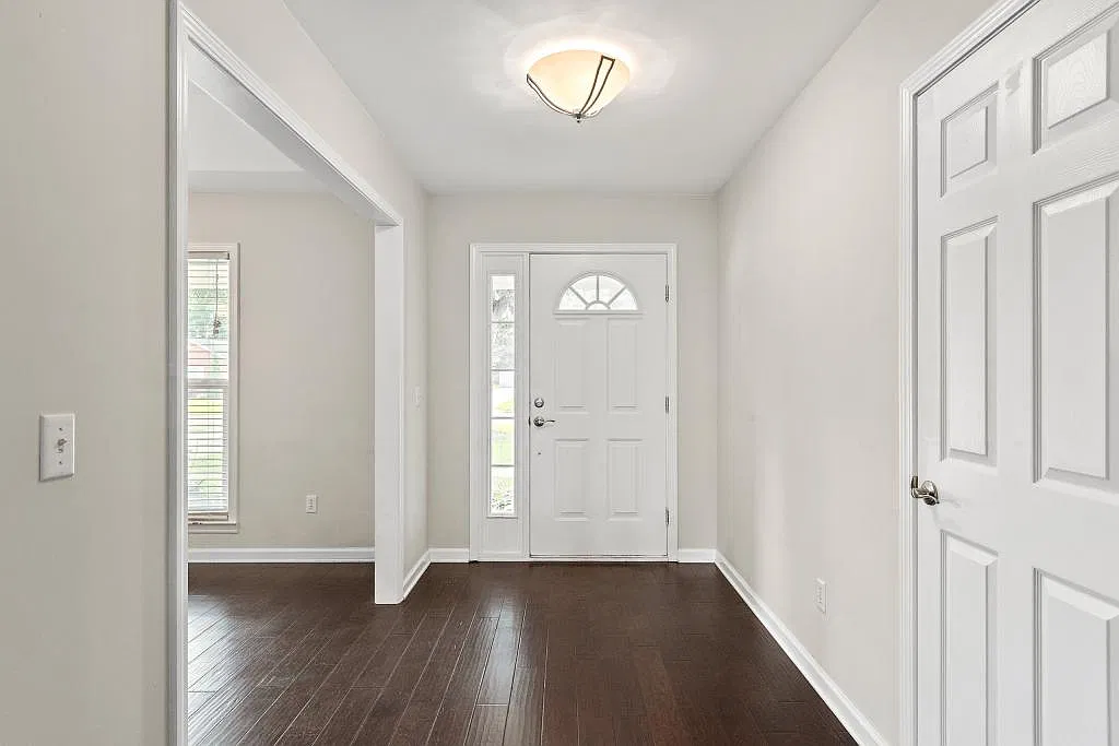 218 Stratford Ln — Photo 4