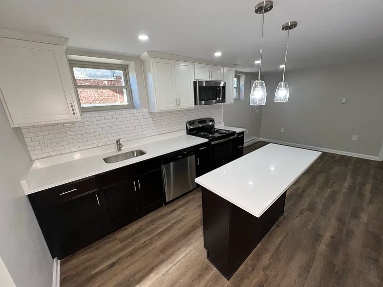 5621 Hobart St — Photo 2