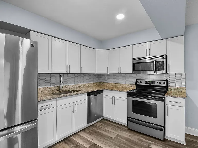 1828 S Park Ave — Photo 3