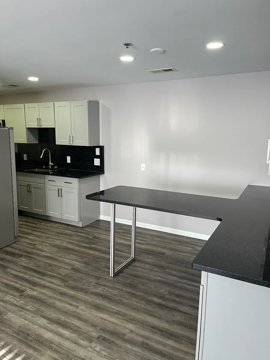 Building Photo - 205 Simpson Ave #111