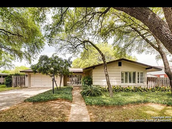 4th image of 407 Sandalwood Ln