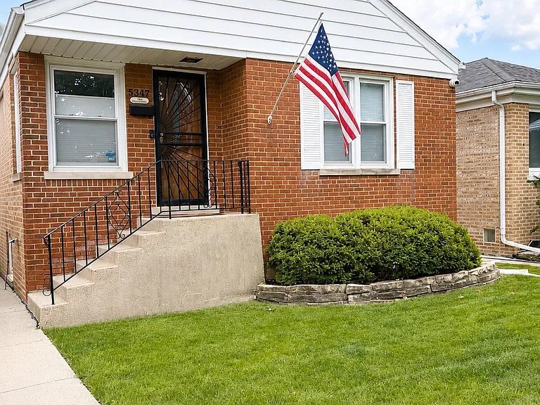 5347 N Mont Clare Ave — Photo 3