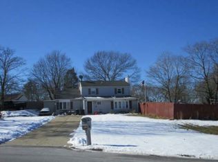 16 Lidge Dr, Farmingville, NY 11738