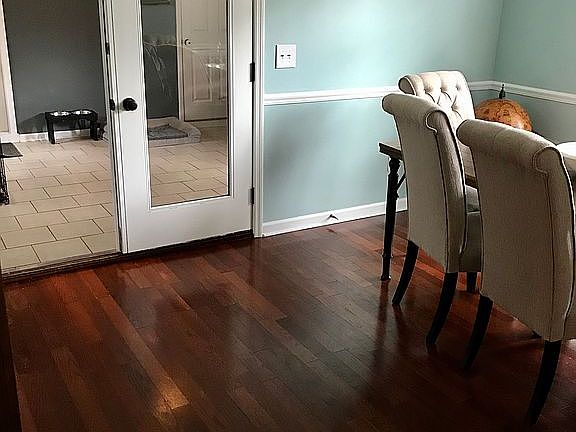 5th image of 109 E Queensbury Ln