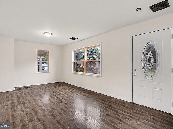 5th image of 237 Noble St