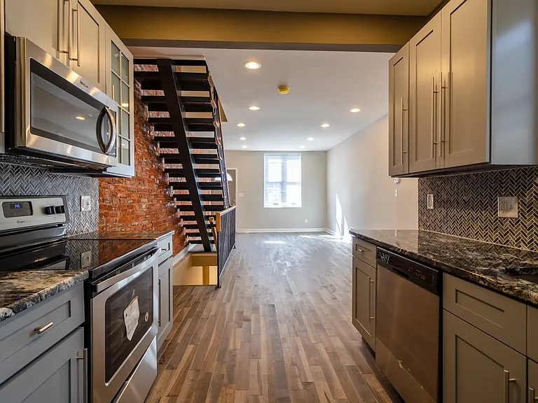 2515 Ingersoll St — Photo 1