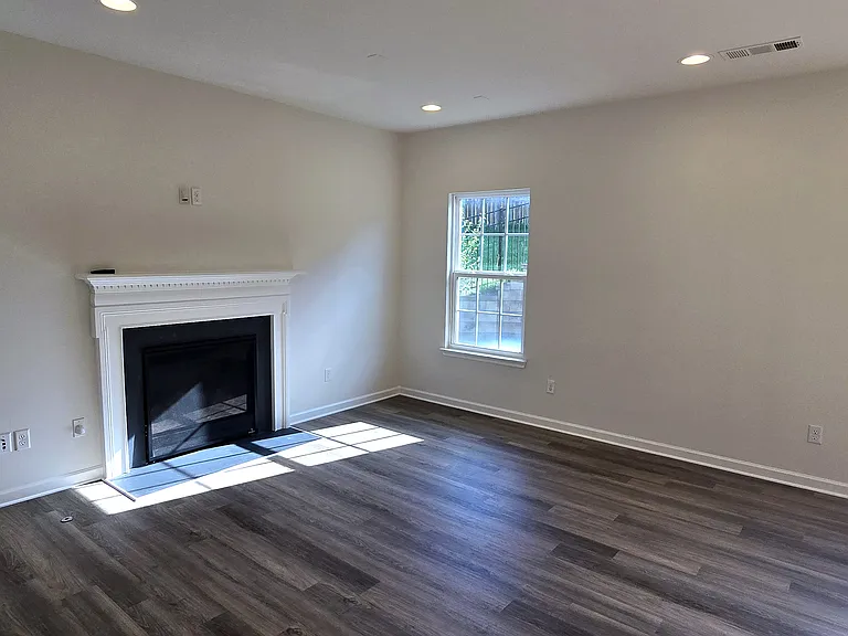 624 Stonebridge Ln — Photo 3