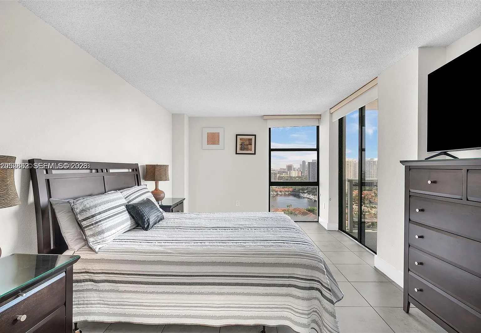 2 bed, 972 sqft, $2,700 — Photo 3