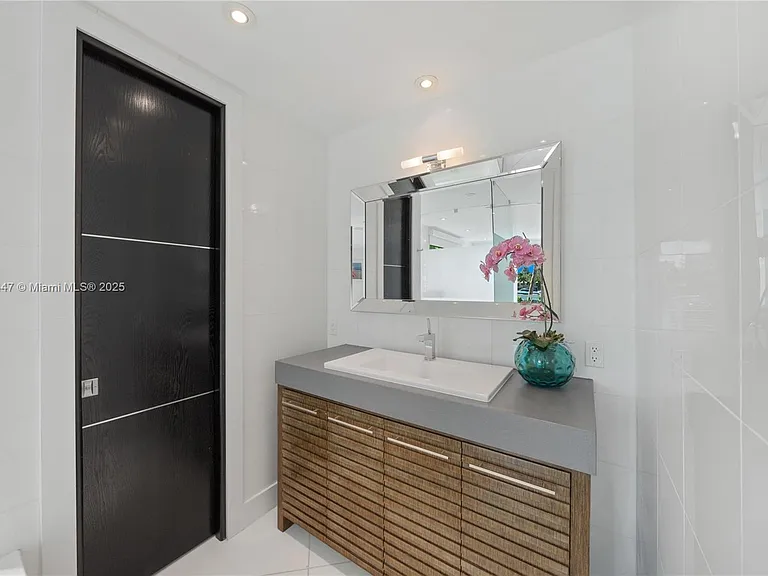 227 E Dilido Dr — Photo 51