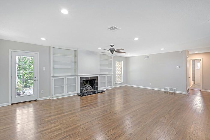 1st image of 3831 Holliday Dr
