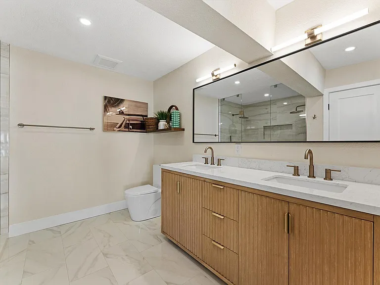 1289 SW 7th St — Photo 12