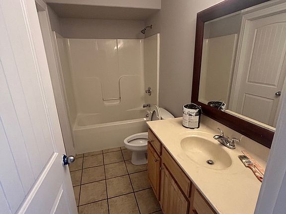Full guest bathroom on 1st level
