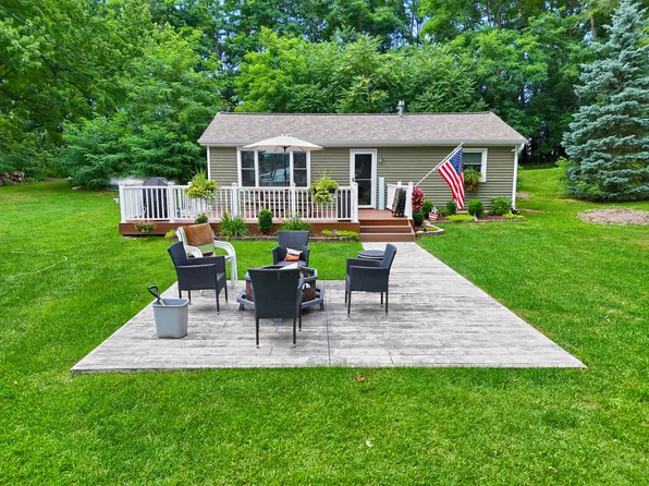 63166 Lakeshore Dr, Dowagiac, MI 49047