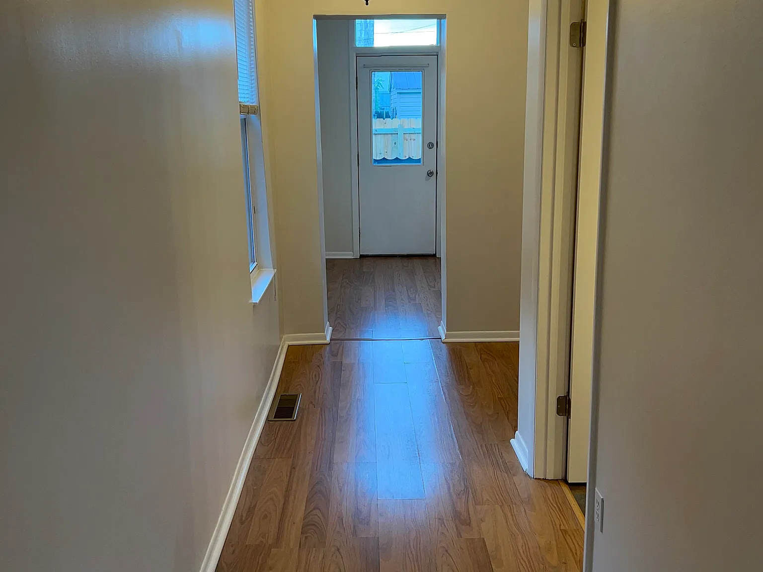 2 bed, 900 sqft, $1,600 — Photo 2