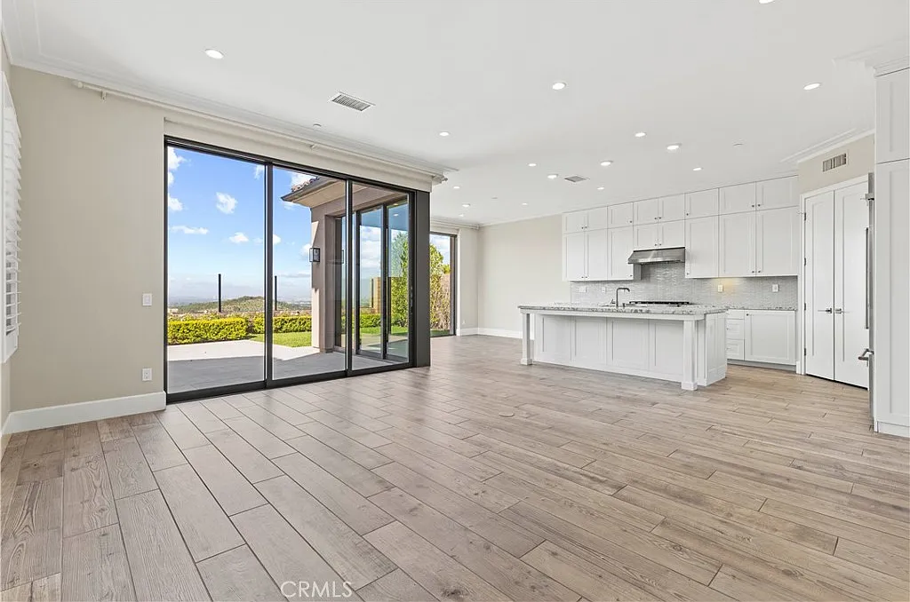 4 bed, 2800 sqft, $8,500 — Photo 4