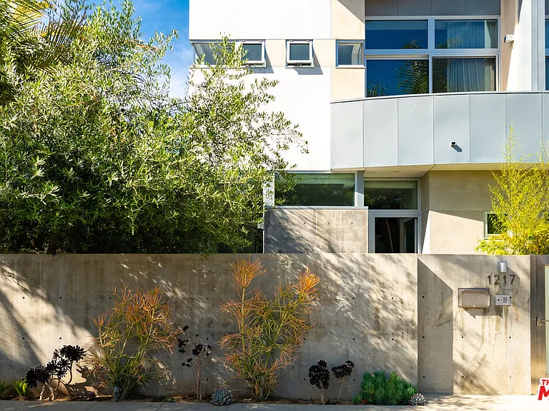 1217 Cabrillo Ave — Photo 1