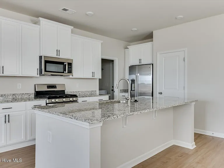 827 Justify Loop — Photo 14