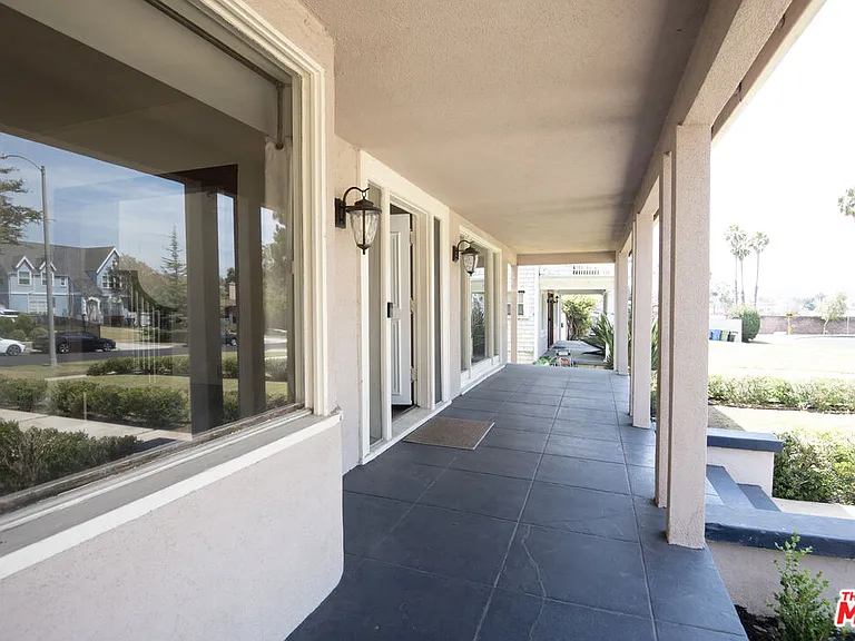 2142 S Victoria Ave — Photo 49