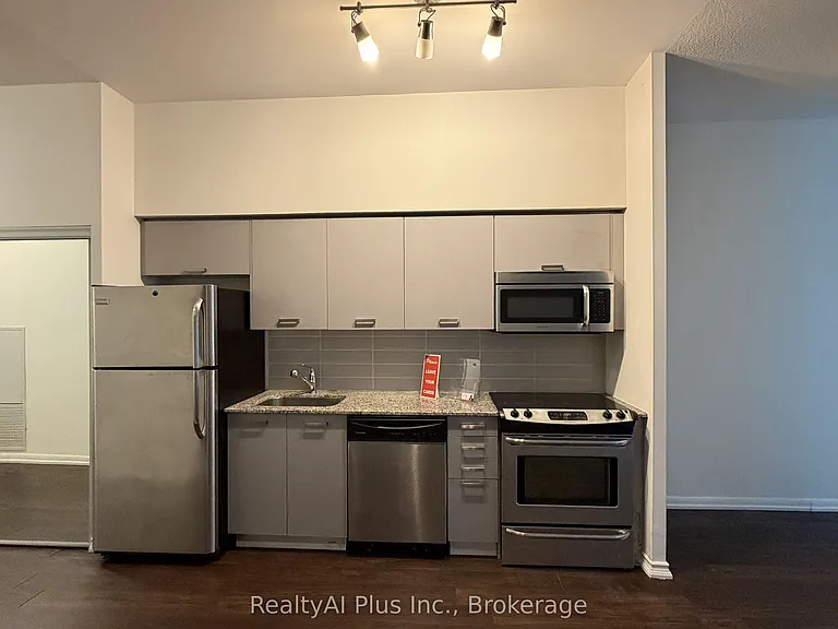 832 Bay St #213 — Photo 4