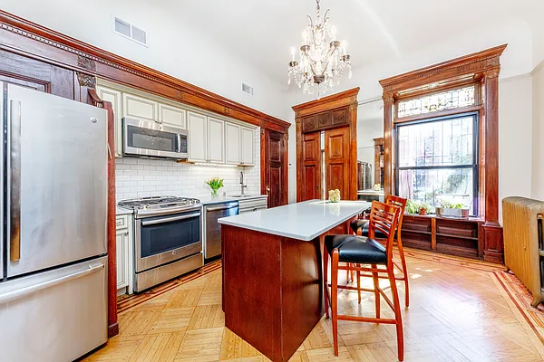 Sold by Avenue Sotheby's International Realty | media 9