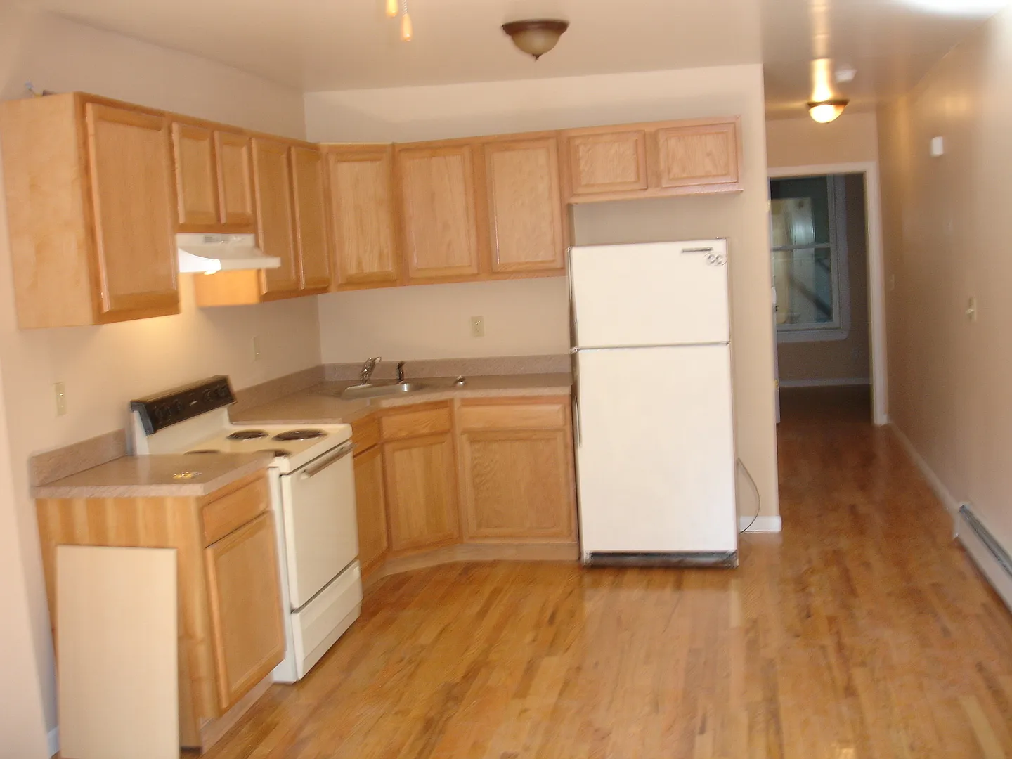 3 Bedroom Off Campus Housing — Photo 1