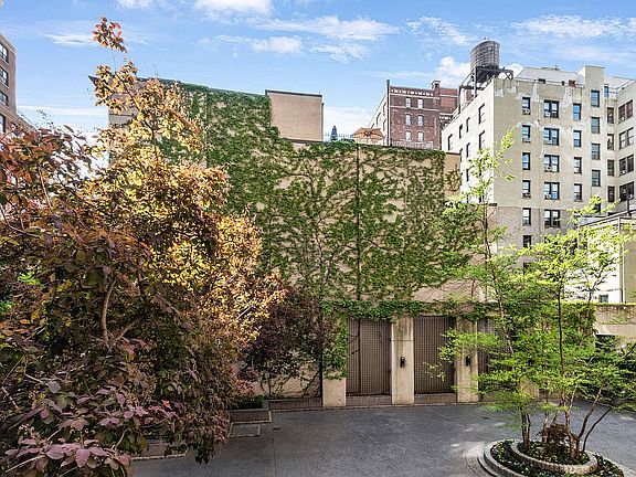 3rd image of 201 W 70th St APT 2J