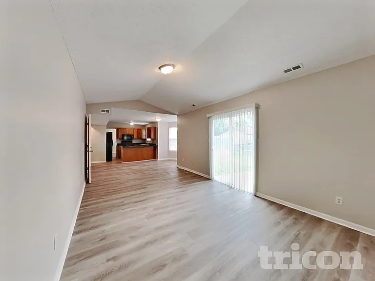 1464 Rebecca Ln — Photo 3