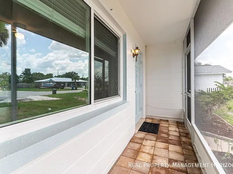 535 Oxford Dr — Photo 3